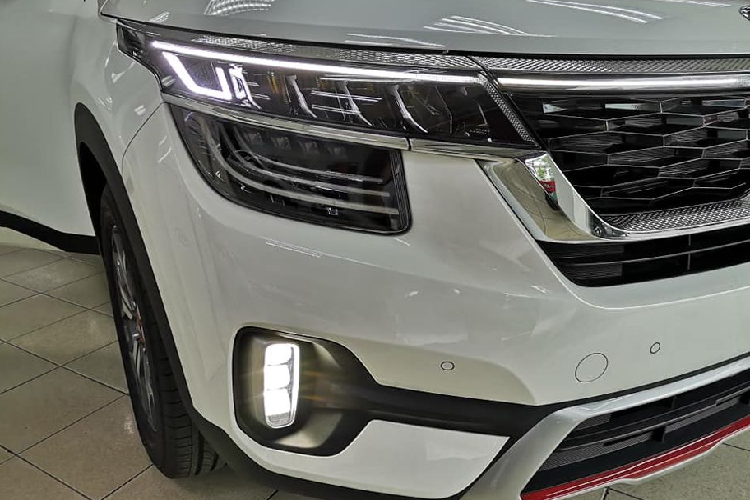 Trên phiên bản GT-line được nâng cấp thêm các trang bị như HUD, sạc không dây, đồng hồ công-tơ-mét dạng LCD 7 inch, ghế bọc da với logo phiên bản dập chìm, ghế lái chỉnh điện, hàng ghế trước có chức năng làm mát, đèn viền nội thất...