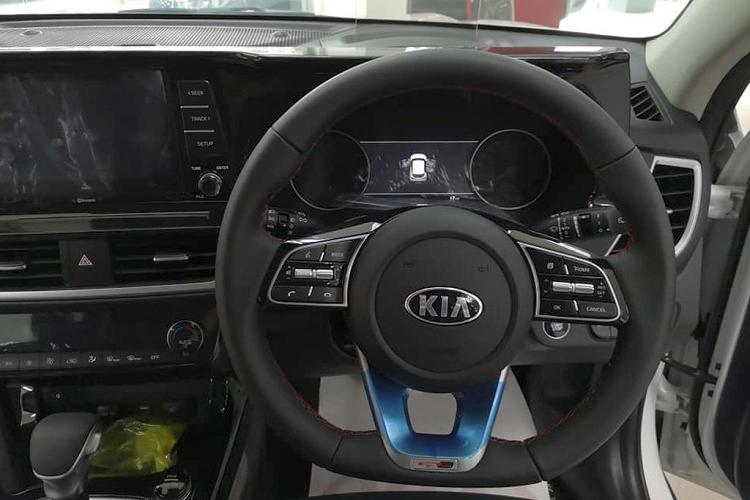 Trang bị tiêu chuẩn trên cả 2 phiên bản gồm vô lăng đáy phẳng dạng D-cut, hệ thống thông tin giải trí với màn hình cảm ứng 8 inch, hỗ trợ Apple CarPlay và Android Auto, điều khiển hành trình, gương chiếu hậu chống chói, hệ thống điều hòa 2 vùng và 6 túi khí.