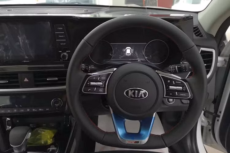 Trang bị tiêu chuẩn trên cả 2 phiên bản gồm vô lăng đáy phẳng dạng D-cut, hệ thống thông tin giải trí với màn hình cảm ứng 8 inch, hỗ trợ Apple CarPlay và Android Auto, điều khiển hành trình, gương chiếu hậu chống chói, hệ thống điều hòa 2 vùng và 6 túi khí.