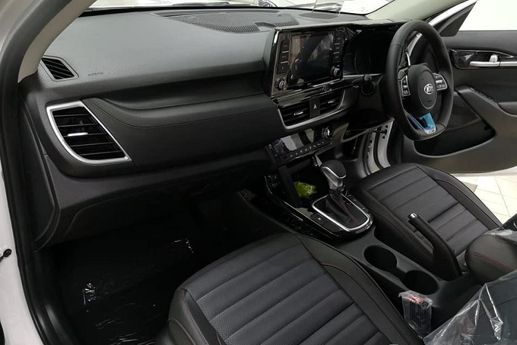 Trên phiên bản GT-line, thiết kế đèn sương mù và đèn hậu đã được sửa đổi để tạo nên diện mạo hiện đại hơn so với bản EX. Đặt cạnh phiên bản 1.4 Premium của Kia Seltos tại Việt Nam, phiên bản GT-line gần như không có sự khác biệt nào đáng kể ngoại trừ đường line chạy ngang thân xe, cùm phanh và chỉ thêu khoang cabin đều có màu đỏ thể thao.