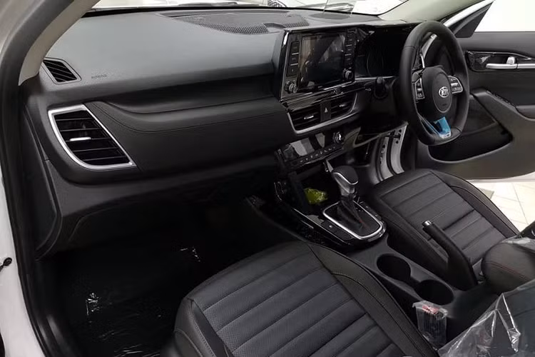 Trên phiên bản GT-line, thiết kế đèn sương mù và đèn hậu đã được sửa đổi để tạo nên diện mạo hiện đại hơn so với bản EX. Đặt cạnh phiên bản 1.4 Premium của Kia Seltos tại Việt Nam, phiên bản GT-line gần như không có sự khác biệt nào đáng kể ngoại trừ đường line chạy ngang thân xe, cùm phanh và chỉ thêu khoang cabin đều có màu đỏ thể thao.