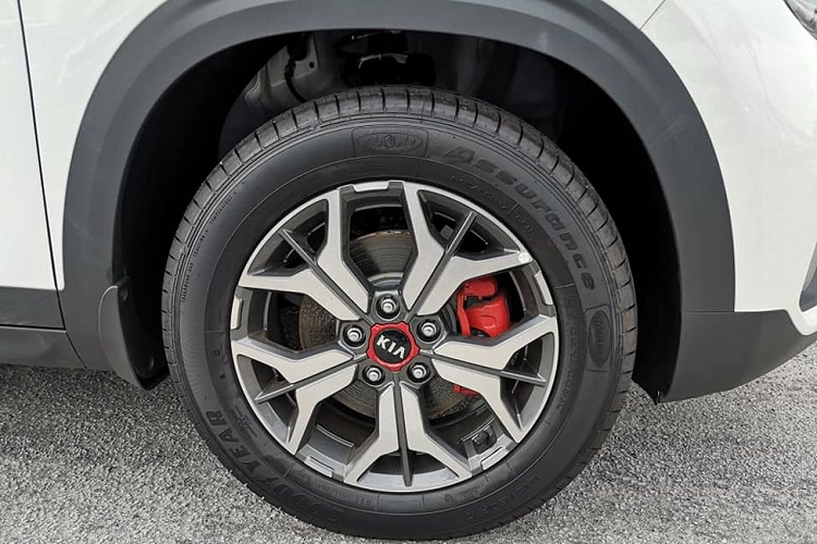 Tại thị trường Malaysia, giá xe Kia Seltos 2021 có mức bán dự kiến trong khoảng 120.000 RM (tương đương 670 triệu đồng) cho bản EX và 140.000 RM (khoảng 780 triệu đồng) cho bản GT-line.