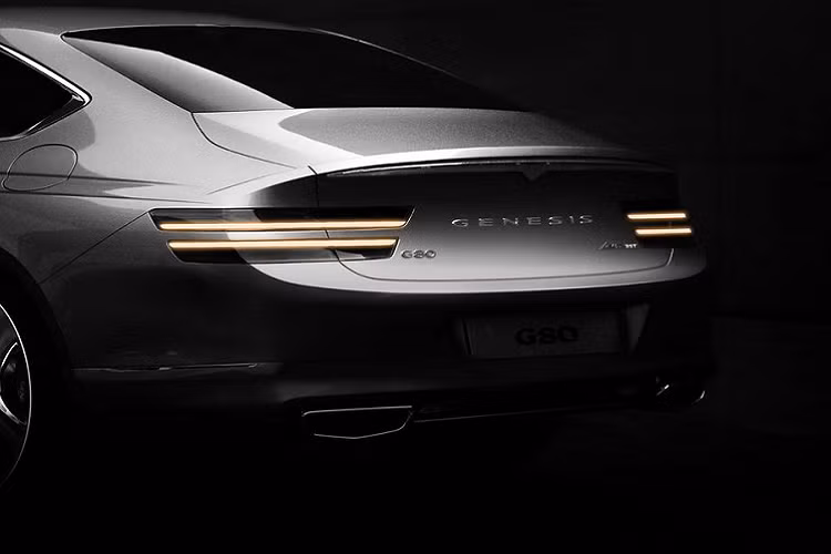Sang tới khu vực phía sau, phần đuôi xe cũng không kém ấn tượng khi Genesis tạo hình móng ngựa cho phần cốp của G80. Thiết kế này được phụ trợ bởi các đường nẹp crom bóng và nút mở cốp hiện đại với tạo hình của logo Genesis. Ngoài ra, xuất hiện trên đuôi xe vẫn là cụm đèn hậu 4 mảng và hệ thống xả hình chiếc khiên.