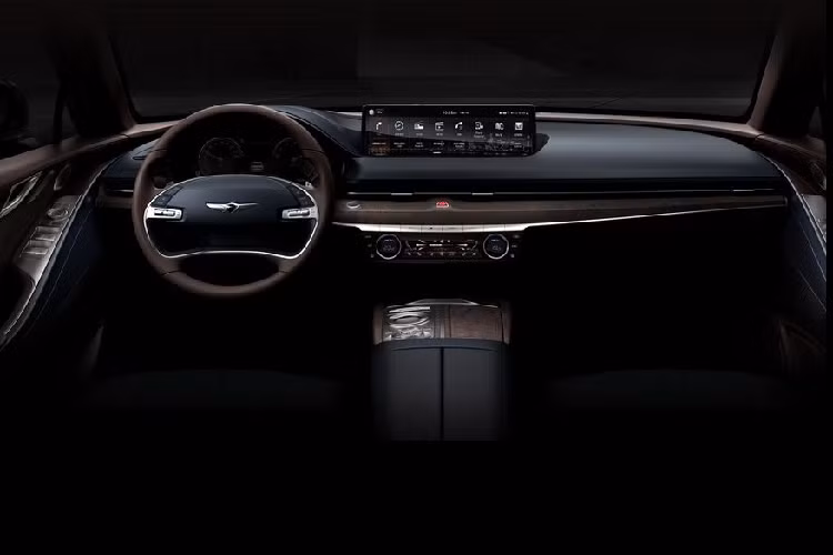 Đúng như dự đoán, khoang cabin trên G80 thừa hưởng nhiều nét đẹp từ chiếc SUV GV80. Tuy chưa công bố thông tin chi tiết nhưng có thể thấy chiếc sedan sang trọng này sở hữu một cụm vô lăng hai màu đặc biệt, ẩn phía sau là đồng hồ tốc độ điện tử hiện đại.