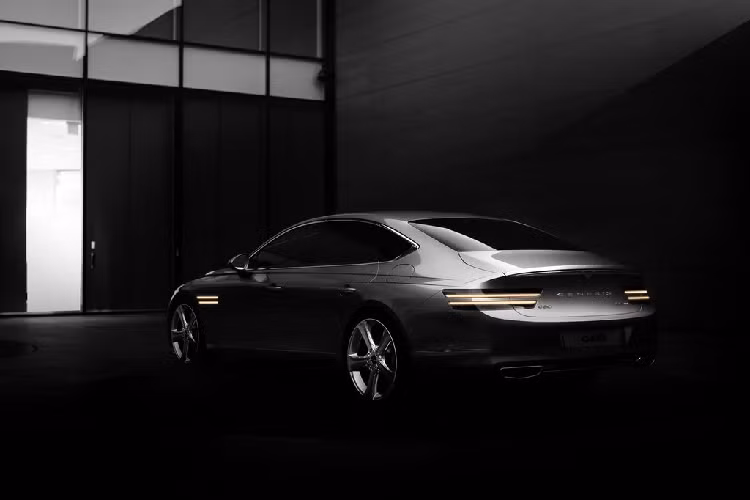 Tại một số thị trường, chiếc executive sedan có thể xuất hiện thêm với phiên bản động cơ dầu diesel tăng áp 6 xi-lanh 3.0 lít, sản sinh công suất cực đại 274 mã lực và lượng mô-men xoắn 589 Nm. Giá xe Genesis G80 2021 hiện chưa được công bố chính thức.