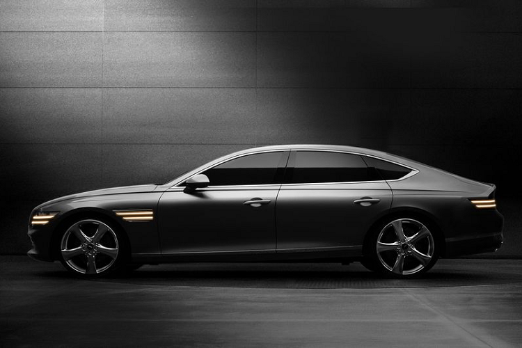 Được lên kế hoạch giới thiệu vào cuối tháng này, Genesis G80 2021 mới áp dụng ngôn ngữ thiết kế “Athletic Elegance” (tạm dịch là thế thao thanh lịch), thể hiện chỉ qua những đường nét đơn giản. Giống như người anh em SUV GV80, model này sở hữu một tấm lưới tản nhiệt kiểu khiên chắn cỡ lớn, bao quanh có tới… 4 cụm đèn pha của thương hiệu Genesis.