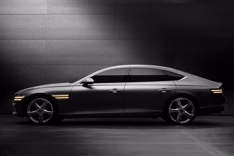 Được lên kế hoạch giới thiệu vào cuối tháng này, Genesis G80 2021 mới áp dụng ngôn ngữ thiết kế “Athletic Elegance” (tạm dịch là thế thao thanh lịch), thể hiện chỉ qua những đường nét đơn giản. Giống như người anh em SUV GV80, model này sở hữu một tấm lưới tản nhiệt kiểu khiên chắn cỡ lớn, bao quanh có tới… 4 cụm đèn pha của thương hiệu Genesis.