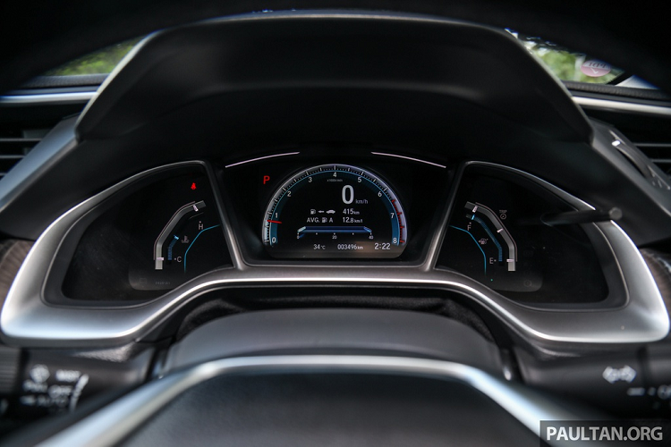 Các tính năng an toàn tiêu chuẩn trên Civic 2020 gồm 6 túi khí, cảm biến đỗ xe trước, camera lùi, hỗ trợ ổn định thân xe, hỗ trợ phanh tự động, hỗ trợ khởi hành ngang dốc và đèn cảnh báo phanh khẩn cấp.