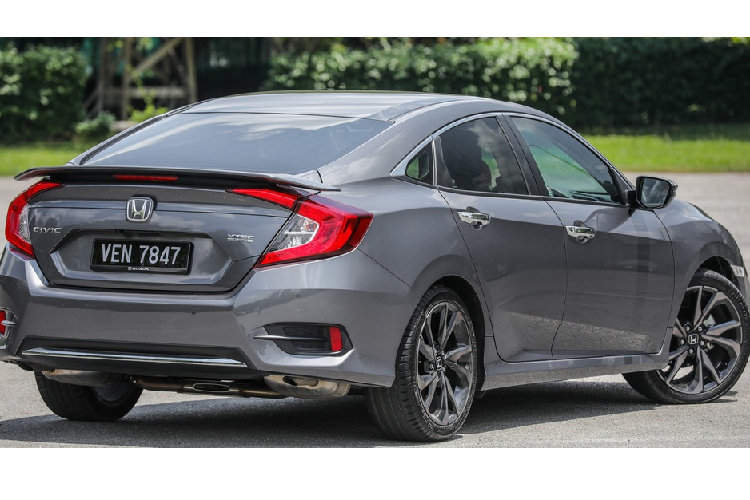 Tại Malaysia, Honda Civic 2020 mới sẽ có 3 phiên bản gồm 1.8 S, 1.5 TC và 1.5 TC-P. Là mẫu xe lắp ráp nội địa, Civic 2020 có giá tương đối dễ chịu, từ 25.900 USD (khoảng 599 triệu đồng) đến 32.100 USD (783 triệu đồng), thấp hơn mức giá 27.000-33.150 USD của đời trước.