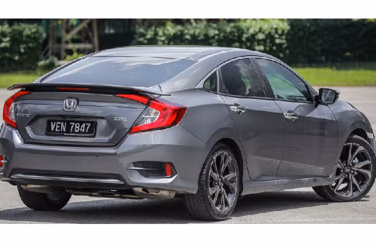Tại Malaysia, Honda Civic 2020 mới sẽ có 3 phiên bản gồm 1.8 S, 1.5 TC và 1.5 TC-P. Là mẫu xe lắp ráp nội địa, Civic 2020 có giá tương đối dễ chịu, từ 25.900 USD (khoảng 599 triệu đồng) đến 32.100 USD (783 triệu đồng), thấp hơn mức giá 27.000-33.150 USD của đời trước.