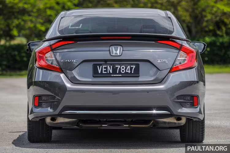 Mức giá xe Honda Civic 2020 tại Malaysia cũng thấp hơn so với thị trường Việt Nam. Honda Civic tại thị trường Việt Nam có giá từ 729 triệu đồng cho bản 1.8 và 934 triệu đồng cho bản RS sử dụng động cơ 1.5.