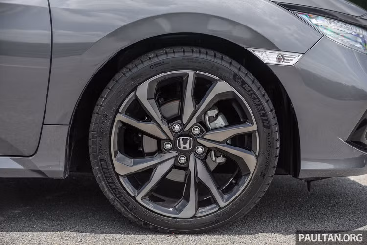 Honda Civic 1.5 TC-P được trang bị bộ mâm hợp kim kích thước 18 inch mới và bộ lốp 235/40 Michelin Pilot Sport 4. Bản 1.5 TC đi kèm bộ mâm 17 inch, lốp 215/50 và bản 1.8 S thấp nhất đi kèm bộ mâm 16 inch, lốp 215/55.