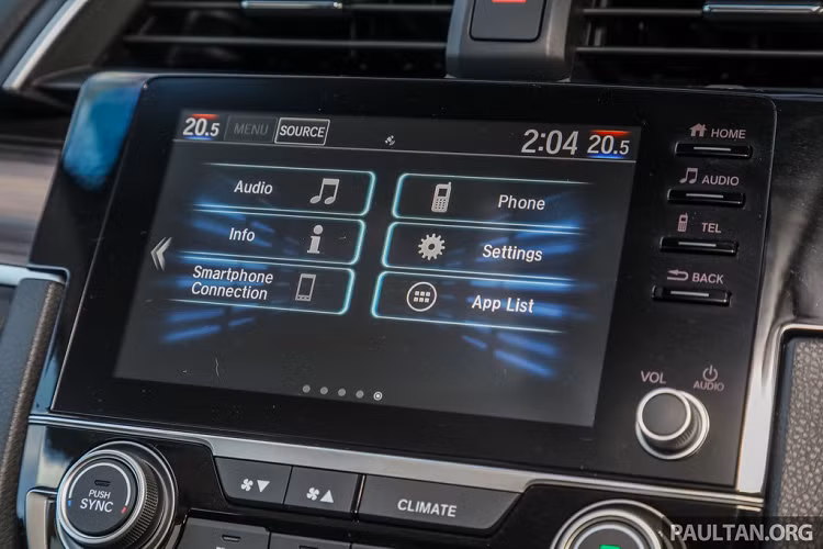 Dù có giá thấp hơn thị trường Việt Nam, Honda Civic 2020 tại Malaysia lại hiện đại hơn khi sở hữu gói Honda Sensing. Mẫu xe này còn được tích hợp Honda LaneWatch với camera trên gương chiếu hậu giúp việc chuyển làn an toàn hơn.