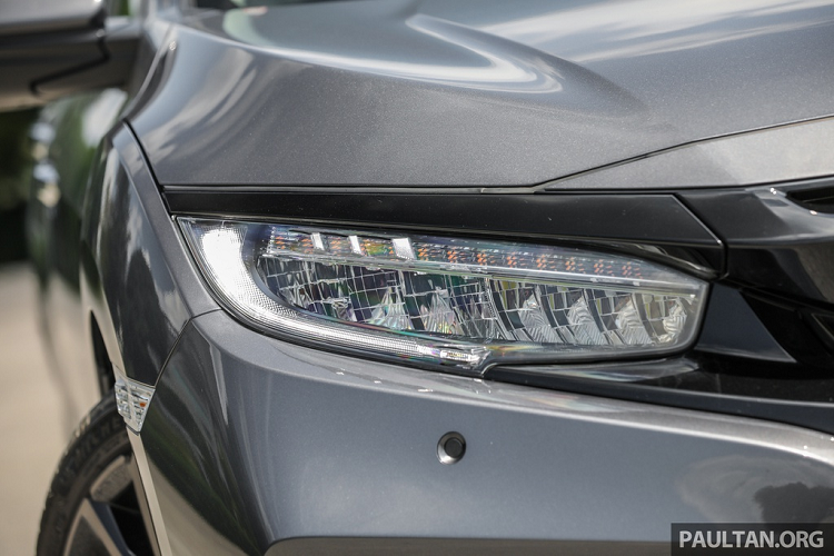 Một số trang bị đáng chú ý trên Civic nâng cấp 2020 là hệ thống chiếu sáng full LED, phanh tay điện tử, khởi động từ xa, cụm thông tin giải trí với màn hình cảm ứng 7 inch.