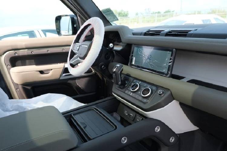 Giá xe Land Rover Defender 2020 mới tại Việt Nam đã được công bố với mức khởi điểm từ 3.7 tỷ đồng cho phiên bản tiêu chuẩn 110 với 5 chỗ ngồi. Tại Việt Nam, Phú Thái Mobility phân phối 4 trong 5 phiên bản gồm Defender S, SE, 110 First Editon và cao cấp nhất là Defender 110 X.