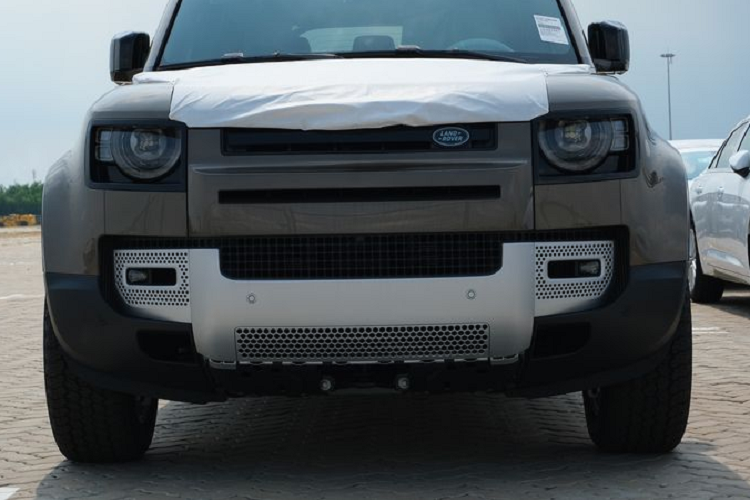 Lấy cảm hứng từ sự đam mê và tôn trọng nguyên mẫu, dòng xe Defender mới mang tới khả năng vận hành tuyệt vời hơn bao giờ hết. Công nghệ tiên tiến trên mọi địa hình đem lại cuộc phiêu lưu mới trong thế kỷ 21, vẫn đúng với tinh thần tiên phong đã trở thành dấu ấn của Land Rover trong 71 năm.