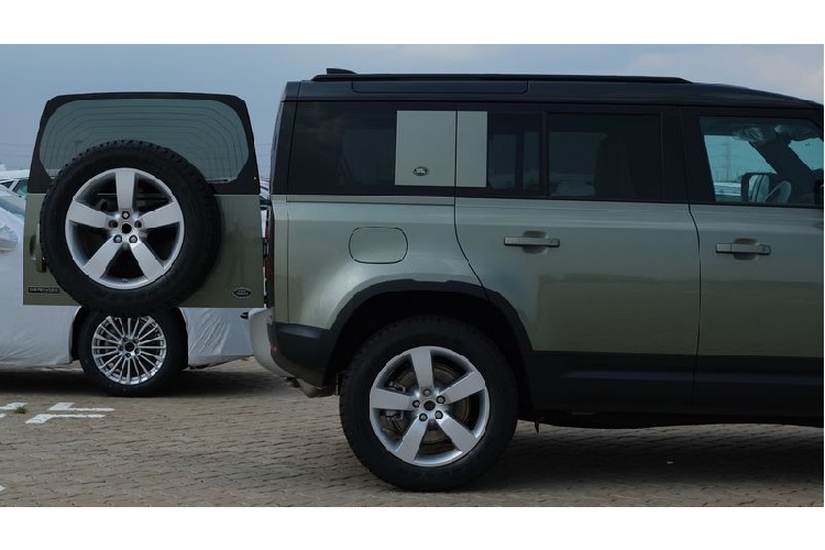 Mẫu xe Land Rover Defender 2020 mới - một biểu tượng được tái định hình cho thế kỷ 21, thông minh hơn, cùng khả năng vận hành tối ưu, sự an toàn dành cho mọi gia đình, đặc biệt nổi trội trong cùng phân khúc. Mẫu xe danh tiếng này vừa được ra mắt trực tuyến trên các quốc gia Châu Á và giờ đã có mặt tại Việt Nam.