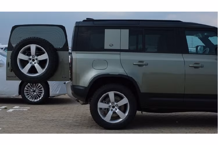 Mẫu xe Land Rover Defender 2020 mới - một biểu tượng được tái định hình cho thế kỷ 21, thông minh hơn, cùng khả năng vận hành tối ưu, sự an toàn dành cho mọi gia đình, đặc biệt nổi trội trong cùng phân khúc. Mẫu xe danh tiếng này vừa được ra mắt trực tuyến trên các quốc gia Châu Á và giờ đã có mặt tại Việt Nam.