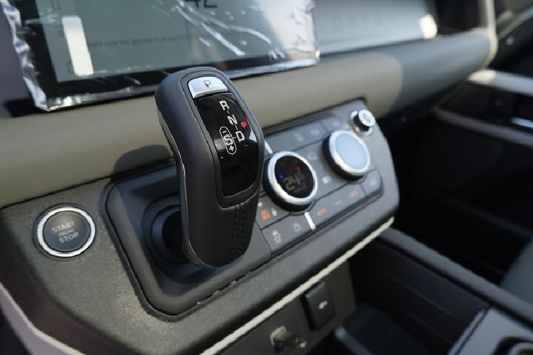 Theo đó, khách hàng tại Việt Nam có thể đặt hàng các phiên bản 110 của dòng xe Defender mới ngay từ thời điểm này. Giá bán tiêu chuẩn dự kiến của các phiên bản 90 sẽ được cập nhật sau trong thời gian tới.