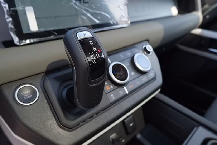 Theo đó, khách hàng tại Việt Nam có thể đặt hàng các phiên bản 110 của dòng xe Defender mới ngay từ thời điểm này. Giá bán tiêu chuẩn dự kiến của các phiên bản 90 sẽ được cập nhật sau trong thời gian tới.