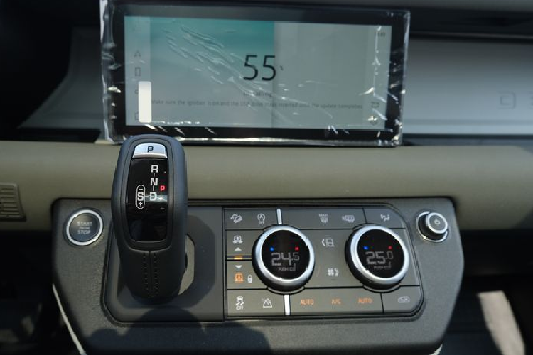 Giá bán tiêu chuẩn đã bao gồm các tùy chọn theo xe nhưng chưa bao gồm các tùy chọn thêm khác và có thể thay đổi tùy theo cấu hình, tùy chọn, màu sắc của từng phiên bản và có thể thay đổi tùy vào từng thời điểm mà không báo trước. Giá trên đã bao gồm thuế nhập khẩu, thuế tiêu thụ đặc biệt và thuế giá trị gia tăng.