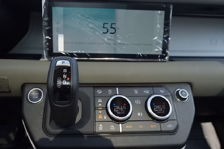 Giá bán tiêu chuẩn đã bao gồm các tùy chọn theo xe nhưng chưa bao gồm các tùy chọn thêm khác và có thể thay đổi tùy theo cấu hình, tùy chọn, màu sắc của từng phiên bản và có thể thay đổi tùy vào từng thời điểm mà không báo trước. Giá trên đã bao gồm thuế nhập khẩu, thuế tiêu thụ đặc biệt và thuế giá trị gia tăng.