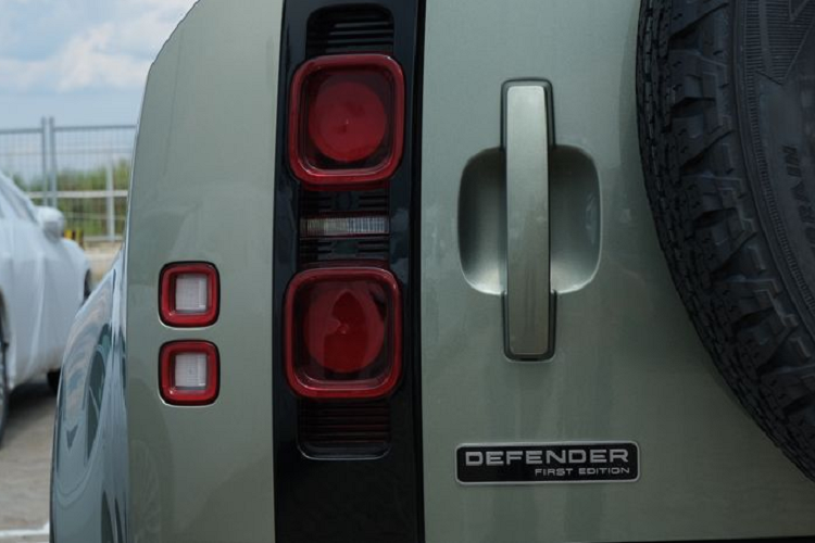 Tất cả các mẫu xe Jaguar và Land Rover đều được hưởng chế độ bảo hành tiêu chuẩn toàn cầu 03 năm (tương đương với 100.000 km đầu tiên, tùy điều kiện nào đến trước), gói dịch vụ bảo dưỡng 05 năm miễn phí (thương hiệu duy nhất tại thị trường Việt Nam cung cấp gói bảo dưỡng 05 năm miễn phí) và cơ hội mua gói gia hạn bảo hành (Extended Warranty) lên đến 02 năm.