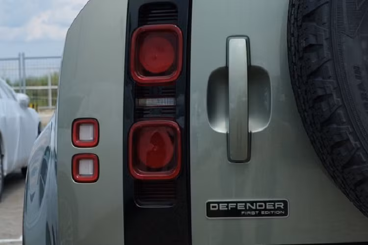 Tất cả các mẫu xe Jaguar và Land Rover đều được hưởng chế độ bảo hành tiêu chuẩn toàn cầu 03 năm (tương đương với 100.000 km đầu tiên, tùy điều kiện nào đến trước), gói dịch vụ bảo dưỡng 05 năm miễn phí (thương hiệu duy nhất tại thị trường Việt Nam cung cấp gói bảo dưỡng 05 năm miễn phí) và cơ hội mua gói gia hạn bảo hành (Extended Warranty) lên đến 02 năm.