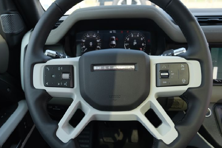 Dáng vẻ đặc trưng nhưng với một diện mạo mới, mẫu xe toát lên vẻ mạnh mẽ và khỏe khoắn, tuy nhiên được thiết kế và sản xuất nhằm mục đích mang lại những trải nghiệm đầy phấn khích. Mang tính biểu tượng ở tên gọi, ngoại hình cùng khả năng vận hành, Defender mang đến tính cá nhân hoá tối đa, cho phép chủ sở hữu có thể tận dụng tối ưu công năng của dòng xe này.