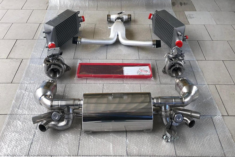 Để so sánh, bản chính hãng Porsche 911 Turbo S thế hệ 991.2 có 572 mã lực và 700 Nm mô-men xoắn cực đại (750 Nm trong chế độ overboost), nhưng bộ kit từ Manhart tăng các con số đó lên 850 mã lực và 1.090 mô-men xoắn cực đại. Nhờ vậy, siêu xe gốc Đức giờ đây chỉ cần 2,4 giây để gia tốc từ 0-100 km/h; 4,9 giây để gia tốc từ 0-200 km/h, và tốc độ tối đa cũng được tăng lên 330 km/h.