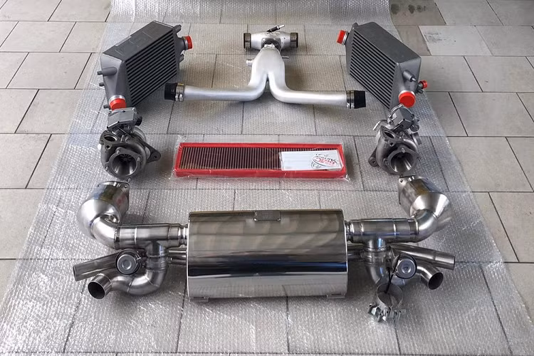 Để so sánh, bản chính hãng Porsche 911 Turbo S thế hệ 991.2 có 572 mã lực và 700 Nm mô-men xoắn cực đại (750 Nm trong chế độ overboost), nhưng bộ kit từ Manhart tăng các con số đó lên 850 mã lực và 1.090 mô-men xoắn cực đại. Nhờ vậy, siêu xe gốc Đức giờ đây chỉ cần 2,4 giây để gia tốc từ 0-100 km/h; 4,9 giây để gia tốc từ 0-200 km/h, và tốc độ tối đa cũng được tăng lên 330 km/h.