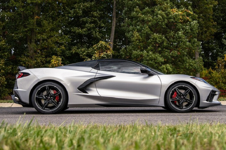 Giá xe Corvette C8 sẽ được bán ra từ 58.900 USD cho bản thấp nhất và 70.850 USD cho bản cao cấp Z51. Phiên bản mui xếp điện (Convetible) sẽ có giá bán cao hơn 7.500 USD cho mỗi phiên bản.