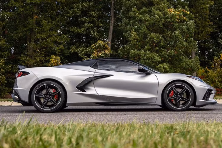 Giá xe Corvette C8 sẽ được bán ra từ 58.900 USD cho bản thấp nhất và 70.850 USD cho bản cao cấp Z51. Phiên bản mui xếp điện (Convetible) sẽ có giá bán cao hơn 7.500 USD cho mỗi phiên bản.