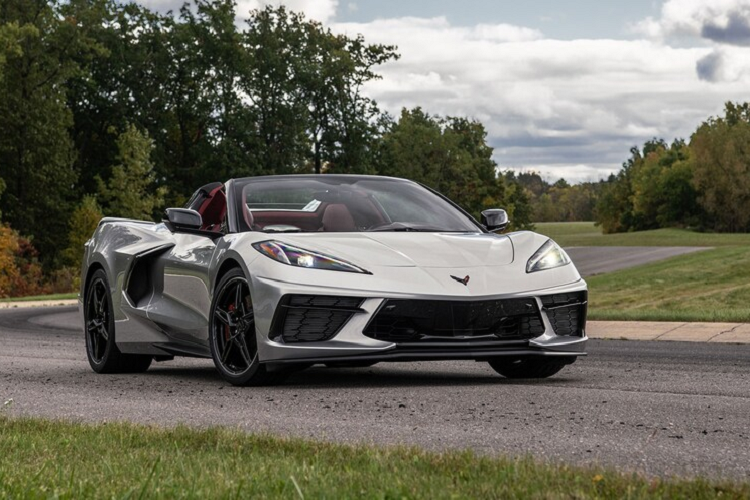 Ở thế hệ thứ 8, Chevrolet đã biến Corvette thành một chiếc siêu xe thực thụ khi chuyển khối động cơ V8 đặt ở đầu xe xuống sau khoang lái. Việc chuyển đổi sang động cơ đặt giữa sẽ khiến chiếc xe có trọng tâm tốt hơn cũng như tăng cường sự linh hoạt cho xe. Corvette C8 được trang bị động cơ V8 hút khí tự nhiên LT2, dung tích 6.2L, có khả năng sản sinh lượng công suất 490 mã lực và đạt mô men xoắn cực đại 630 Nm.