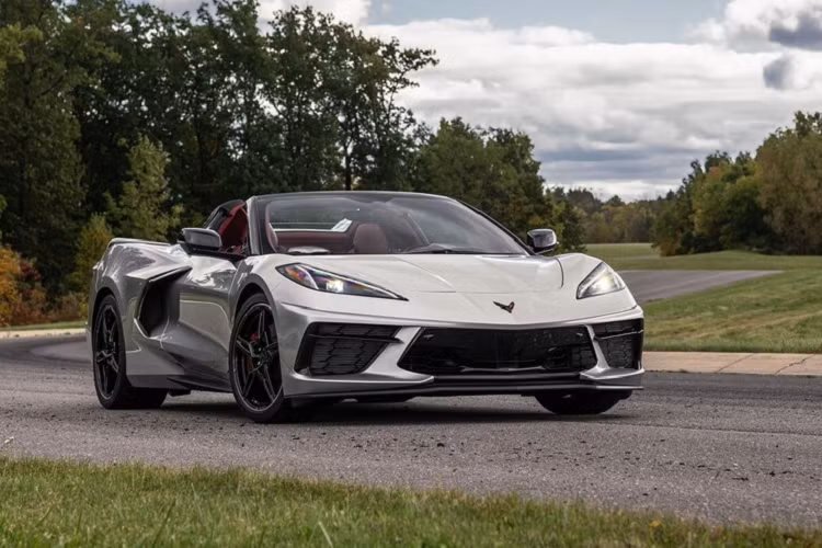 Ở thế hệ thứ 8, Chevrolet đã biến Corvette thành một chiếc siêu xe thực thụ khi chuyển khối động cơ V8 đặt ở đầu xe xuống sau khoang lái. Việc chuyển đổi sang động cơ đặt giữa sẽ khiến chiếc xe có trọng tâm tốt hơn cũng như tăng cường sự linh hoạt cho xe. Corvette C8 được trang bị động cơ V8 hút khí tự nhiên LT2, dung tích 6.2L, có khả năng sản sinh lượng công suất 490 mã lực và đạt mô men xoắn cực đại 630 Nm.