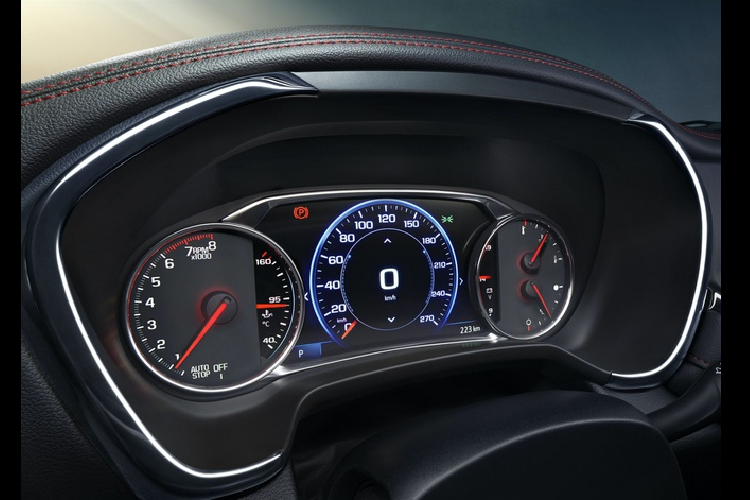 Về trang bị, Chevrolet Blazer bản Trung Quốc có tùy chọn cửa sổ trời toàn cảnh, khoảng không trần xe hàng thế thứ 3 rộng hơn và ra vào dễ dàng hơn nhờ hàng thế thứ hai có thể trượt về trước vào sau 250 mm.