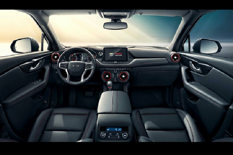 Thiết kế 2+3+2 chở được nhiều người hơn, phù hợp với các gia đình Trung Quốc dù trục cơ sở vẫn là 1.863 mm. Tuy nhiên, chiều dài xe tăng lên 5.000 mm, dài hơn bản Mỹ (4.862 mm).