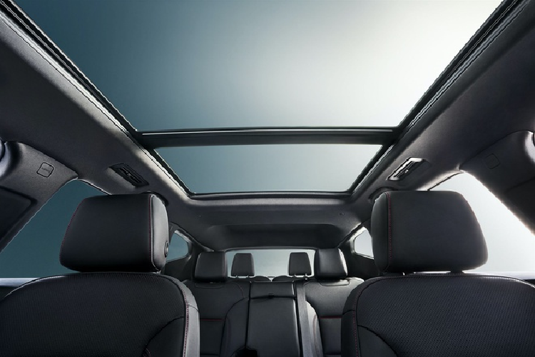 Chevrolet Blazer 2021 bản Trung Quốc có thiết kế tương tự bản Mỹ, ngoại trừ màn hình cảm ứng thông tin giải trí 10 inch rộng hơn.