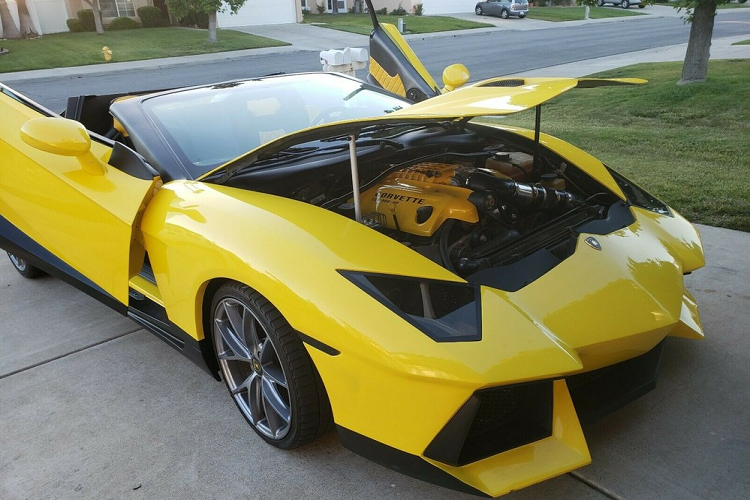 Tuy nhiên, chiếc Pontiac GTO nhái Lamborghini Aventador này có thể tốc độ trên đường thẳng tương đương mẫu Lamborghini mà nó sao chép, bởi người bán khẳng định nó có trang bị động cơ siêu nạp LS V-8 và một bình “NOZ” (nitơ oxit), sản sinh tổng cộng 900 mã lực.