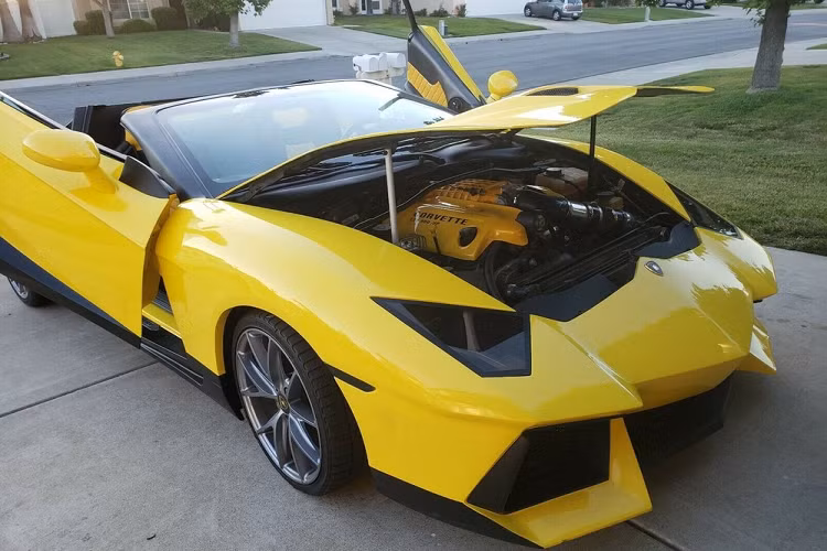 Tuy nhiên, chiếc Pontiac GTO nhái Lamborghini Aventador này có thể tốc độ trên đường thẳng tương đương mẫu Lamborghini mà nó sao chép, bởi người bán khẳng định nó có trang bị động cơ siêu nạp LS V-8 và một bình “NOZ” (nitơ oxit), sản sinh tổng cộng 900 mã lực.