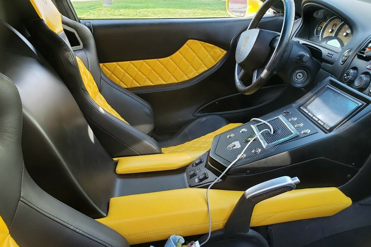 “Bạn sẽ không thấy một món hàng tốt hơn và chiếc xe ngon lành thế này ở đâu khác,” người bán trên eBay nói, và yêu cầu giá xe Lamborghini Aventador nhái là 33.750 USD (khoảng hơn 780 triệu đồng) cho chiếc Pontiac tội nghiệp. Với số tiền chừng đó, người ta có thể rước về một chiếc Audi A3 hoặc Cadillac CT4 mới tinh, và tự tin lái ngoài đường mà không lo người khác chê cười.