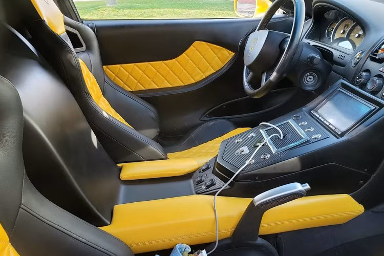 “Bạn sẽ không thấy một món hàng tốt hơn và chiếc xe ngon lành thế này ở đâu khác,” người bán trên eBay nói, và yêu cầu giá xe Lamborghini Aventador nhái là 33.750 USD (khoảng hơn 780 triệu đồng) cho chiếc Pontiac tội nghiệp. Với số tiền chừng đó, người ta có thể rước về một chiếc Audi A3 hoặc Cadillac CT4 mới tinh, và tự tin lái ngoài đường mà không lo người khác chê cười.