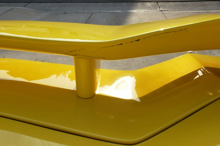 Bên cạnh đó, người bán có xác nhận rằng chủ xe đã tốn 80.000 USD để có chiếc siêu xe nhái này. Để so sánh, một chiếc Pontiac GTO 2005 vốn có giá khởi điểm 32.295 USD (tương đương 42.275 USD ngày nay), chúng ta cảm thấy thắc mắc về khoản tiền hơn 40.000 USD còn lại đã đi về đâu – phần cánh gió sợi thủy tinh bị nứt cho thấy số tiền chắc là không đi vào phần thân vỏ.