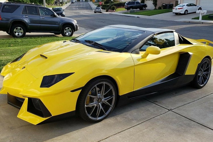 Đối với những dân độ xe, đặc biệt là những người muốn nhái siêu xe Lamborghini, xe Pontiac dường như là lựa chọn lý tưởng nhất. Tuy nhiên nói thực là dù có độ đẹp tới đâu thì một chiếc xe nhái trông vẫn rất kỳ cục, xấu xí khi so với bản thật. Thế nhưng người ta vẫn rao bán những chiếc siêu xe nhái như thế với giá hàng chục nghìn USD, ví dụ như chiếc Pontiac GTO nhái siêu xe Lamborghini Aventador trên eBay này.