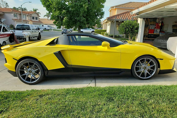 Người bán miêu tả sản phẩm của mình là “một bản sao tri ân đẹp nhất, gọn gàng nhất tới Lamborghini Aventador/Huracan". Nhìn vào mặt táp lô, người ta có thể nhận ra rằng nó vốn là một chiếc Pontiac GTO đời giữa những năm 2000; một chiếc xe hiệu suất cao tuyệt vời trước khi bị “dị dạng” tới mức độ này.