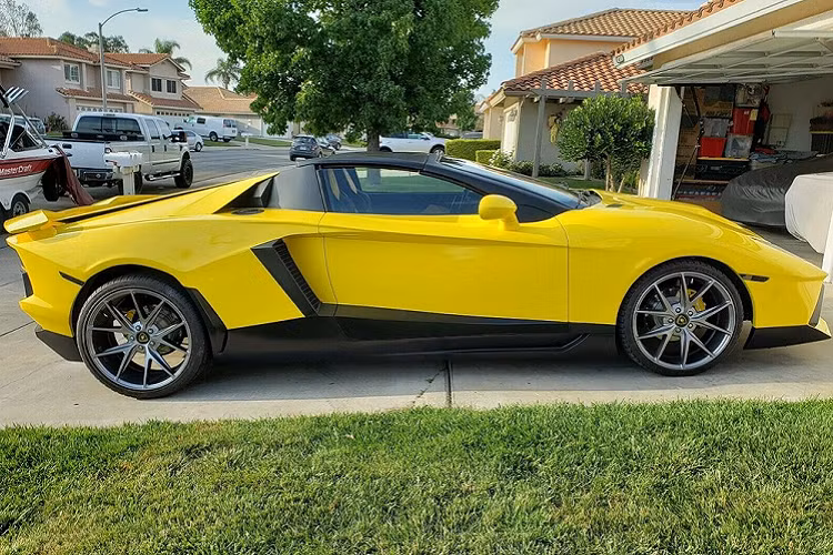 Người bán miêu tả sản phẩm của mình là “một bản sao tri ân đẹp nhất, gọn gàng nhất tới Lamborghini Aventador/Huracan". Nhìn vào mặt táp lô, người ta có thể nhận ra rằng nó vốn là một chiếc Pontiac GTO đời giữa những năm 2000; một chiếc xe hiệu suất cao tuyệt vời trước khi bị “dị dạng” tới mức độ này.