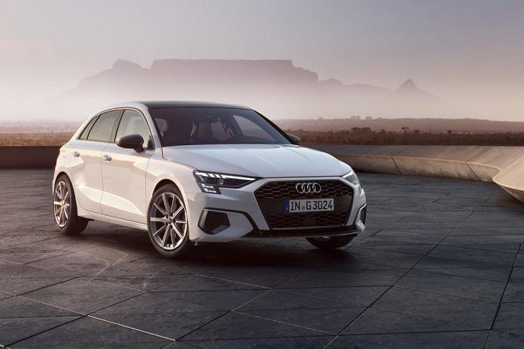 Vì là một chiếc xe xanh, khoang lái của xe có được ghế ngồi được bọc da công nghiệp, được làm từ chất liệu nhựa PET tái chế từ các vật phẩm nhựa trước đây. Ngoài A3 Sportback 30 g-tron, những phiên bản khác của A3 cũng như các dòng xe khác của Audi cũng sẽ có được loại vật liệu này.