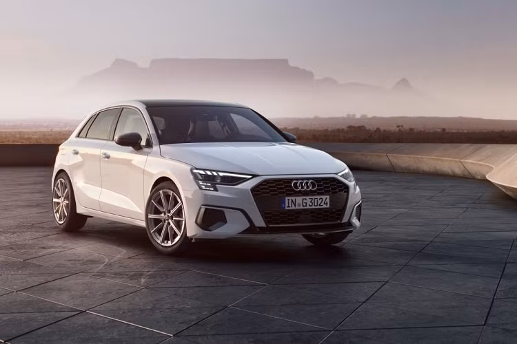 Vì là một chiếc xe xanh, khoang lái của xe có được ghế ngồi được bọc da công nghiệp, được làm từ chất liệu nhựa PET tái chế từ các vật phẩm nhựa trước đây. Ngoài A3 Sportback 30 g-tron, những phiên bản khác của A3 cũng như các dòng xe khác của Audi cũng sẽ có được loại vật liệu này.