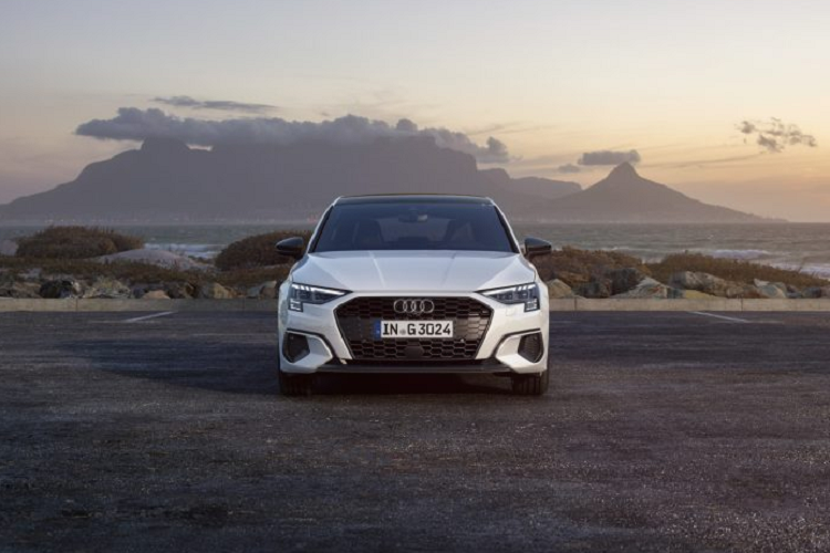 Bên trong, khoang lái của Audi A3 Sportback có được thiết kế hiện đại và hầm hố. Audi trang bị cho xe màn hình trung tâm kích thước 10,25 và có thể nâng cấp lên thành màn hình 12,3 inch.