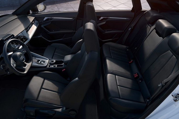 Chi tiết này được làm theo dạng đa giác được ốp chất liệu mang màu sắc tương phản tạo thêm mạnh mẽ cho ngoại thất của xe 